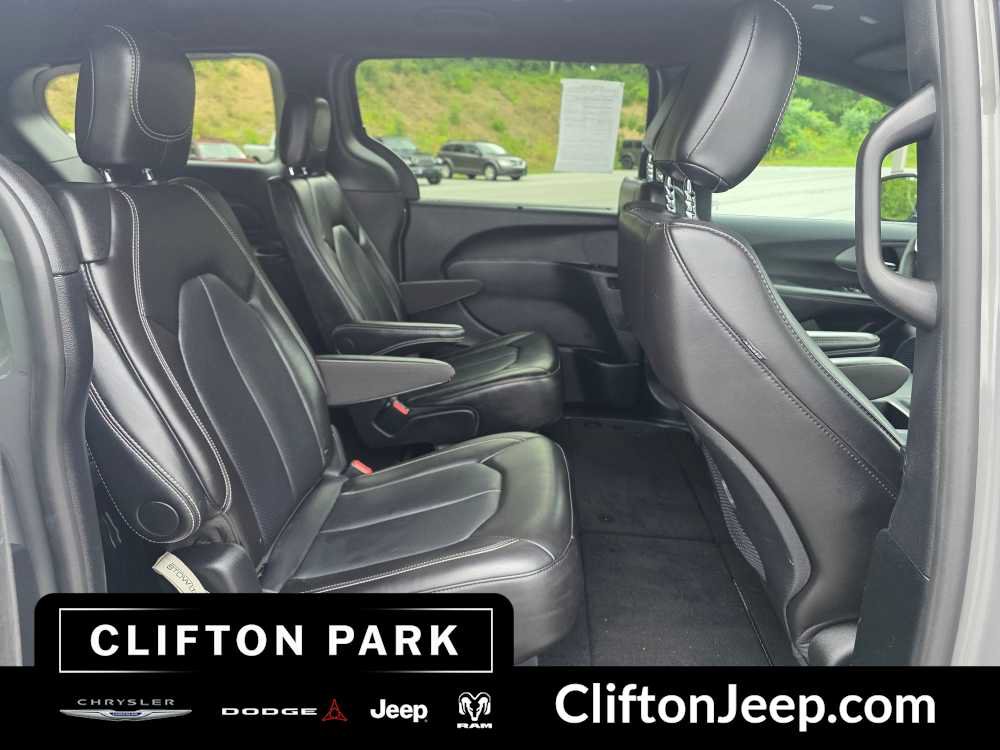 Certified 2025 Chrysler Pacifica Select FWD image 17