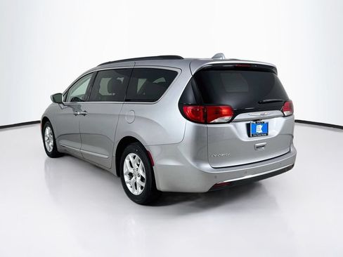 Used 2017 Chrysler Pacifica Touring-L w/ Tire & Wheel Group FWD image 6
