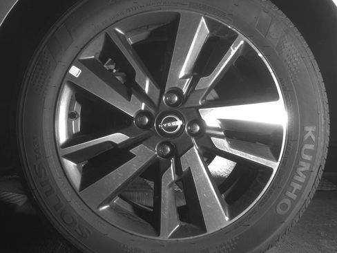 Used 2025 Nissan Versa SV image 14