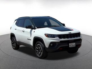 Used 2025 Jeep Compass Trailhawk video 2
