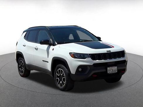 Used 2025 Jeep Compass Trailhawk image 2