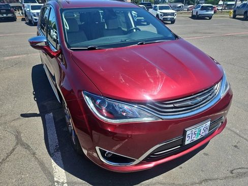 Used 2018 Chrysler Pacifica Limited FWD image 12