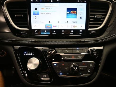 New 2026 Chrysler Pacifica Select image 16