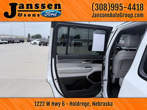 Used 2025 Jeep Wagoneer Series III w/ Premium Group I AWD/4WD image 10