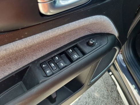 Used 2024 Jeep Compass Latitude image 15