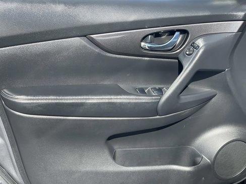 Used 2020 Nissan Rogue SV image 21