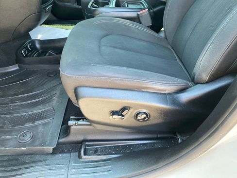 Used 2019 Chrysler Pacifica Touring Plus w/ S Appearance Package FWD image 14