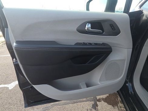 Used 2023 Chrysler Pacifica Touring-L image 29