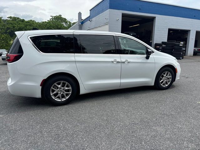Used 2024 Chrysler Pacifica Touring-L FWD image 7