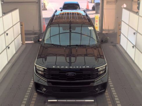 Used 2025 Ford Expedition Max Active RWD image 2