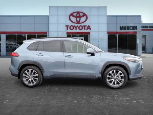 Used 2023 Toyota Corolla Cross XLE w/ Convenience Package FWD image 7