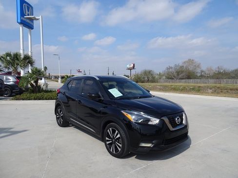 Used 2019 Nissan Kicks SR image 3