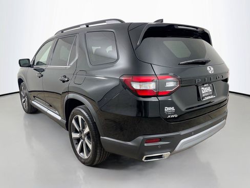 Used 2025 Honda Pilot Touring image 10