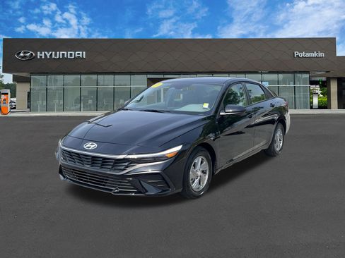 Used 2025 Hyundai Elantra SE image 1