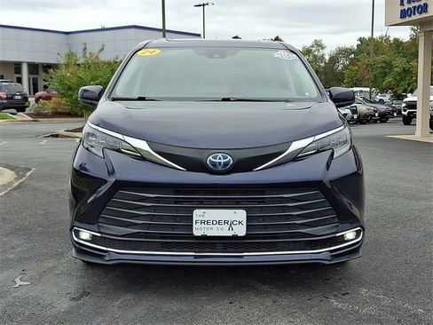 Used 2024 Toyota Sienna XLE image 2
