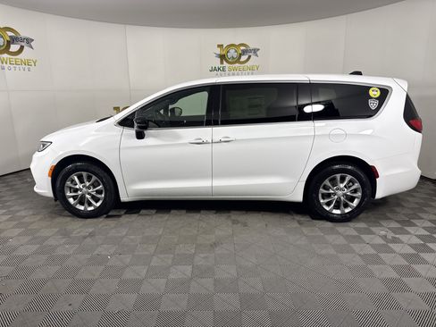 New 2026 Chrysler Pacifica Select image 4