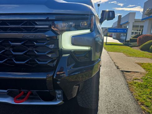 Used 2023 Chevrolet Silverado 1500 ZR2 w/ Technology Package image 10