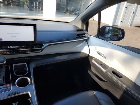 Used 2025 Toyota Sienna XSE FWD image 14