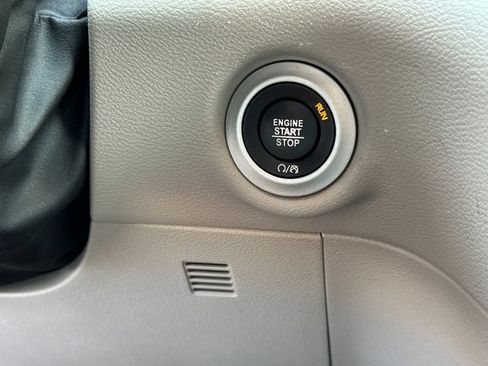 Used 2021 Chrysler Pacifica Touring-L FWD image 24