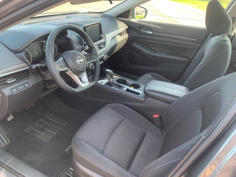 Used 2025 Nissan Altima 2.5 SV FWD image 12