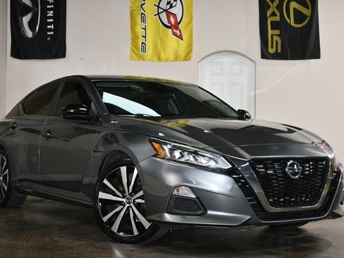 Used 2020 Nissan Altima 2.5 SR w/ Premium Package FWD image 3
