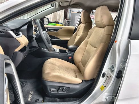 Used 2025 Toyota RAV4 XLE image 12