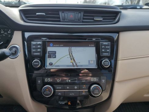 Used 2017 Nissan Rogue SV w/ SV Premium Package image 14