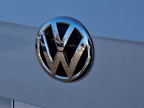 Used 2021 Volkswagen Tiguan SE image 28