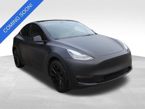 Used 2023 Tesla Model Y Long Range AWD/4WD image 1
