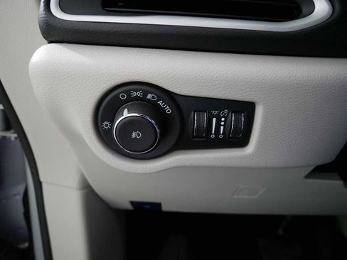 Used 2024 Chrysler Pacifica Touring-L FWD image 26