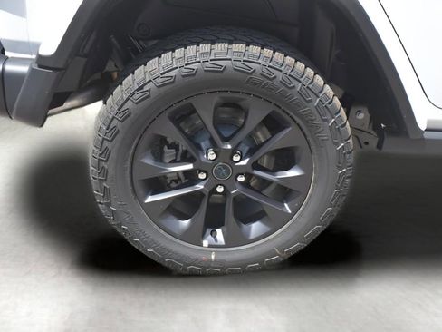 Used 2025 Jeep Wrangler Unlimited Sahara AWD/4WD image 9
