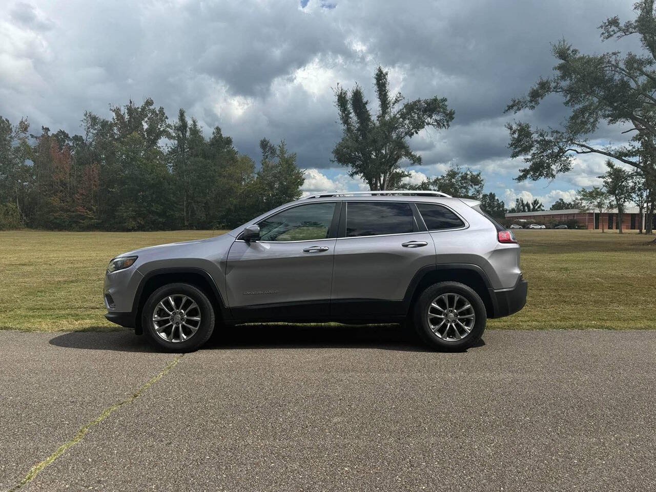 Used 2020 Jeep Cherokee Latitude Plus AWD/4WD image 3