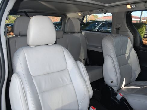 Used 2015 Toyota Sienna Limited image 22