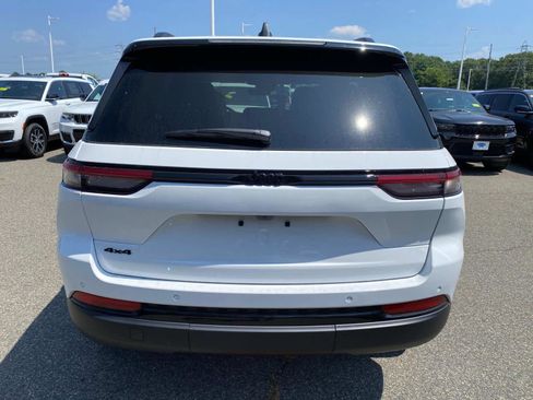 New 2025 Jeep Grand Cherokee Altitude image 4