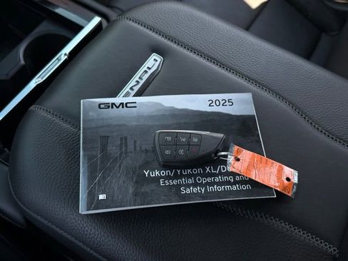 Used 2025 GMC Yukon XL Denali AWD/4WD image 5