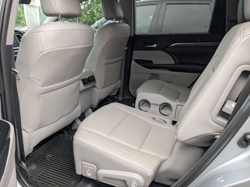 Used 2019 Toyota Highlander Limited AWD/4WD image 6
