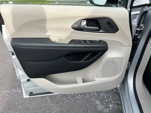 Used 2024 Chrysler Pacifica Touring-L image 14