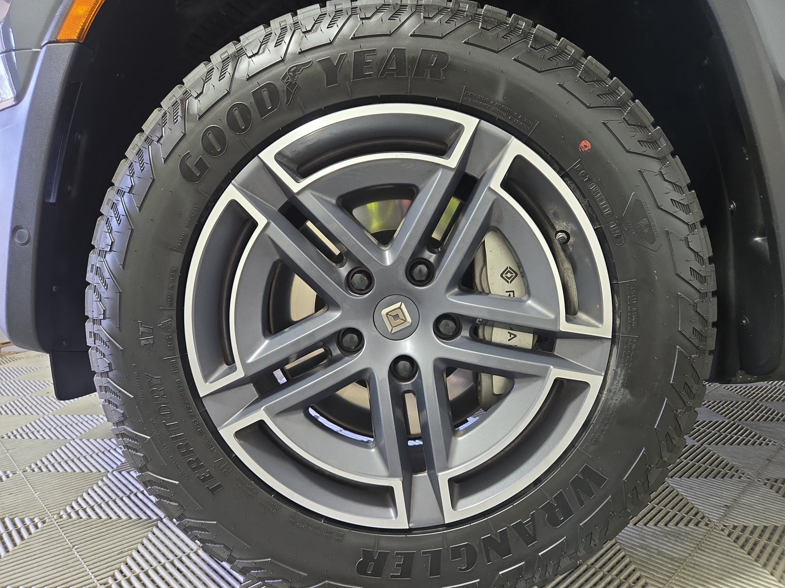 Used 2025 Rivian R1S Adventure Dual AWD/4WD image 9
