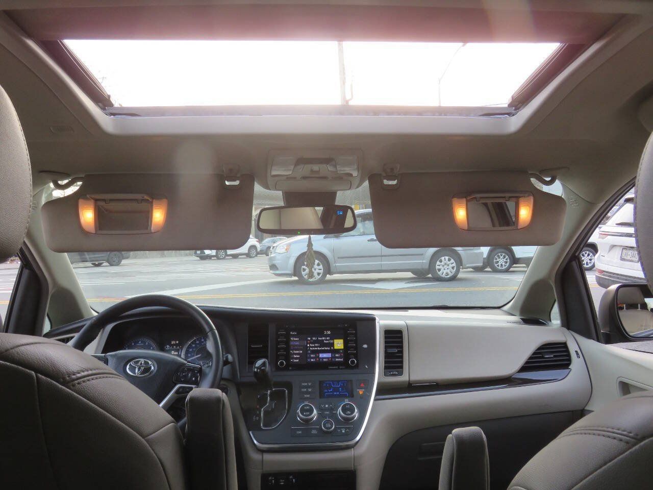 Used 2019 Toyota Sienna XLE FWD image 13