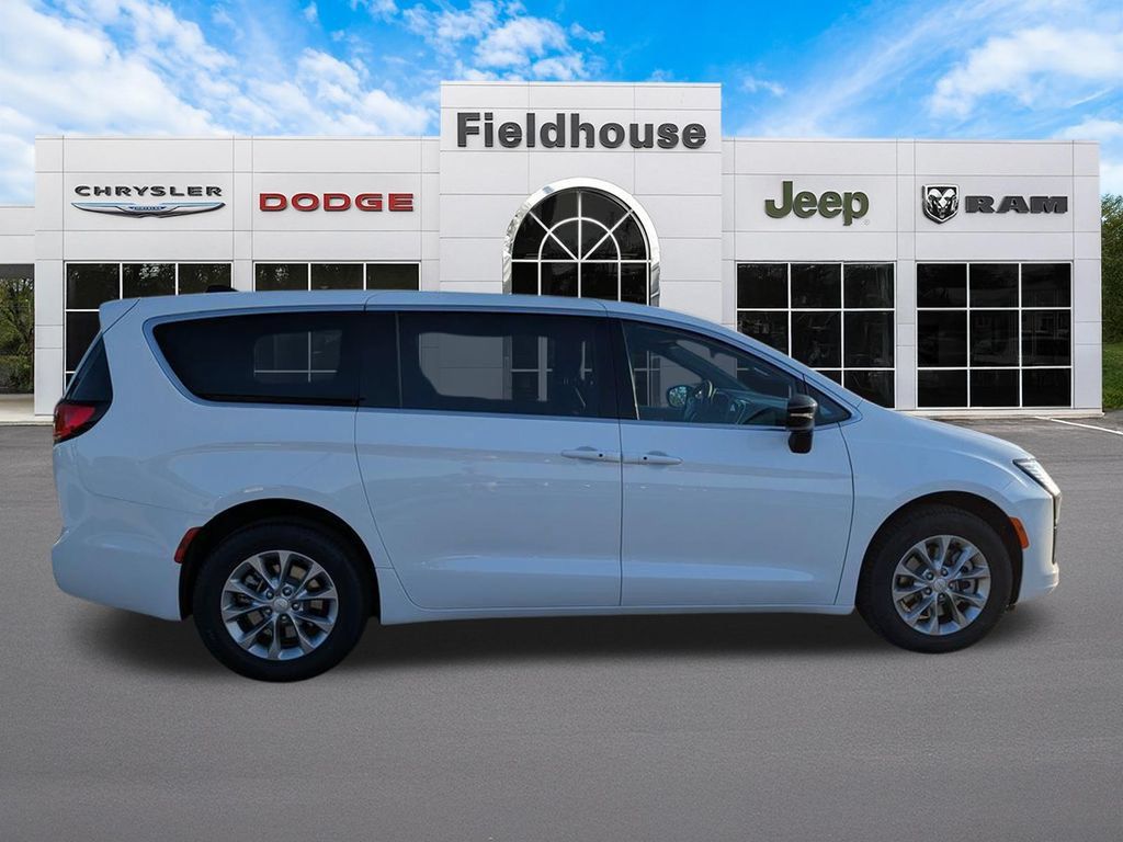 New 2027 Chrysler Pacifica Select AWD/4WD image 5