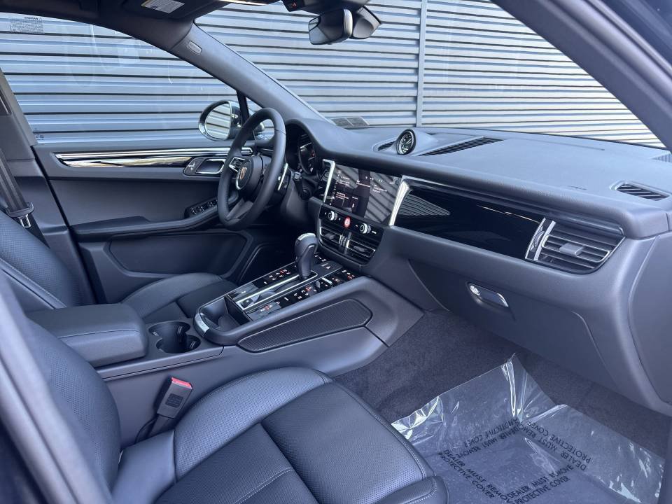 Certified 2026 Porsche Macan AWD/4WD image 17