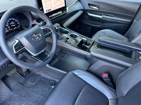 Used 2025 Toyota Sienna XLE Woodland Edition image 11