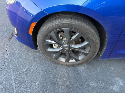Used 2019 Chrysler Pacifica Touring-L Plus w/ S Appearance Package FWD image 6