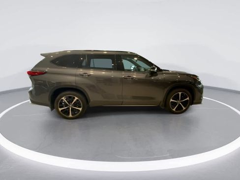 Used 2022 Toyota Highlander XSE AWD/4WD image 9