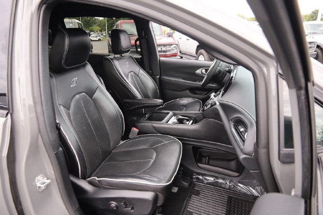 Used 2025 Chrysler Pacifica Limited FWD image 30
