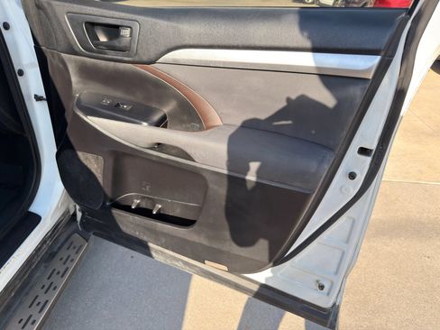Used 2018 Toyota Highlander LE FWD image 28