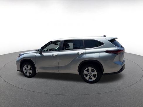 Used 2025 Toyota Highlander LE FWD image 10