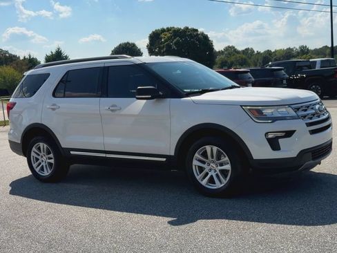 Used 2019 Ford Explorer XLT w/ Equipment Group 201A FWD image 2