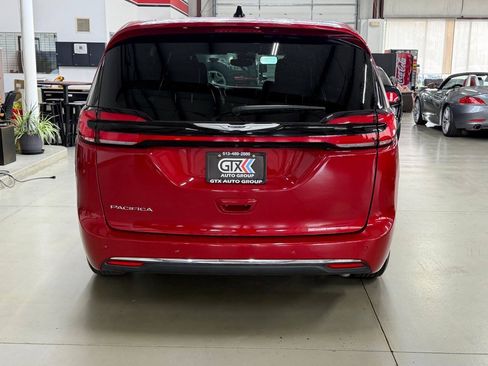 Used 2025 Chrysler Pacifica Select FWD image 3