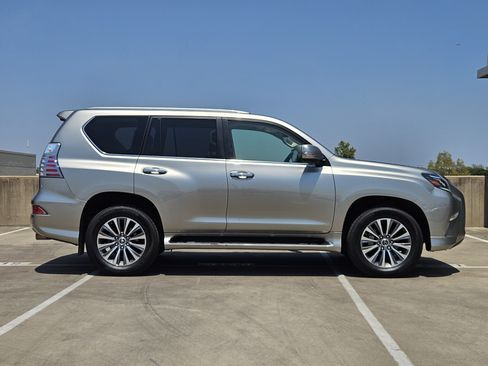 Used 2020 Lexus GX 460 Luxury w/ Accessory Package AWD/4WD image 9